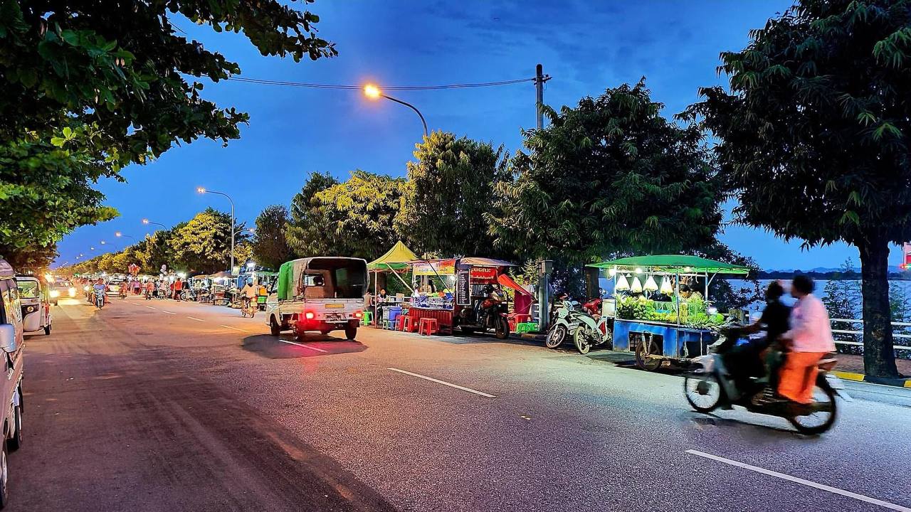 Mawlamyaing Strand Road Night Market